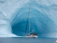 Jacht i góra lodowa