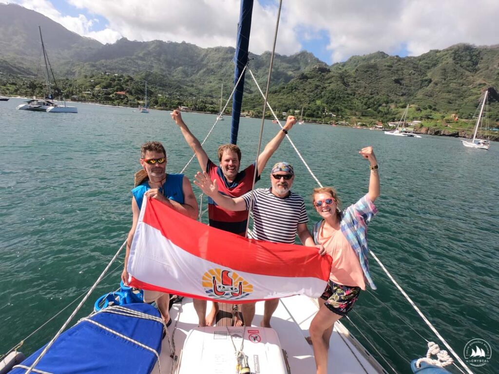 załoga jachtu Crystal z flagą Polinezji Francuskiej na Markizach 2021 r. 