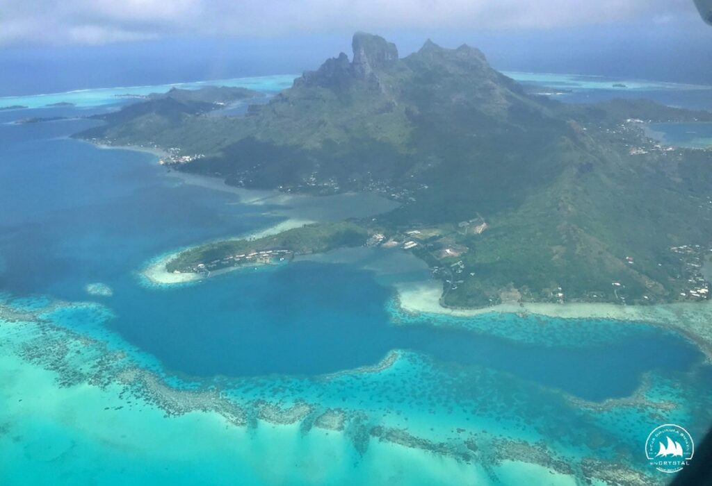 Wyspa Bora Bora widziana z loty ptaka, z samolotu