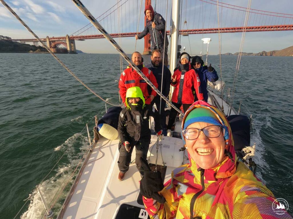 Jacht Crystal i załoga pod mostem Golden Gate, San Francisco 2022