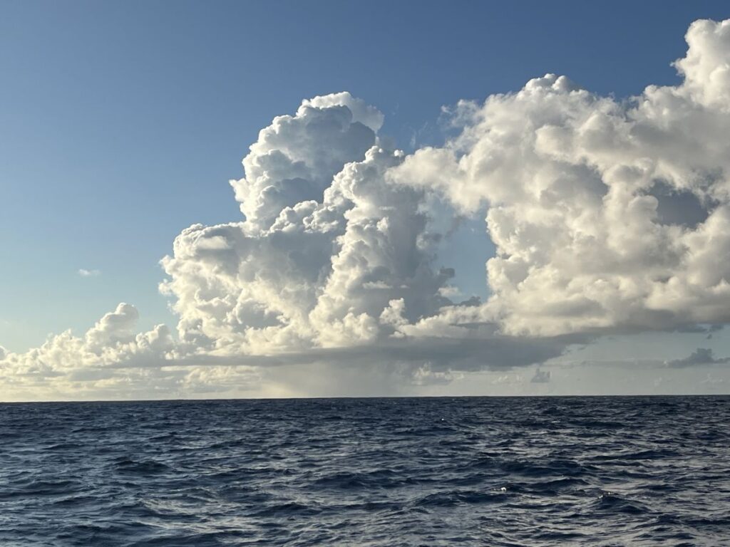 Deszczowe chmury na równiku.