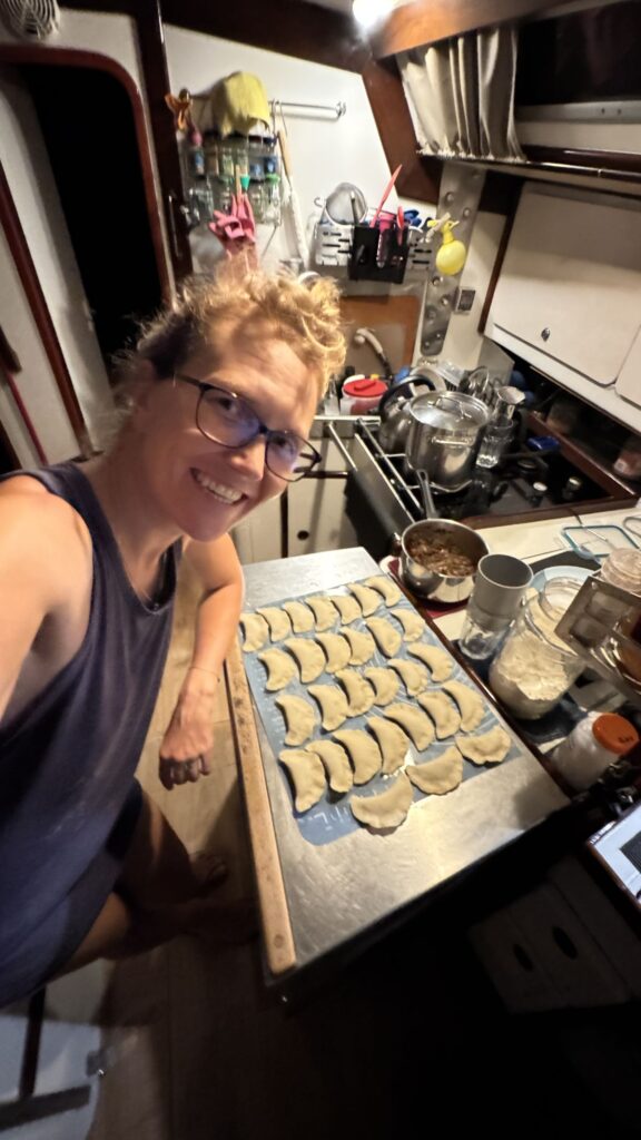 Lepienie pierogów na nocnej wachcie.