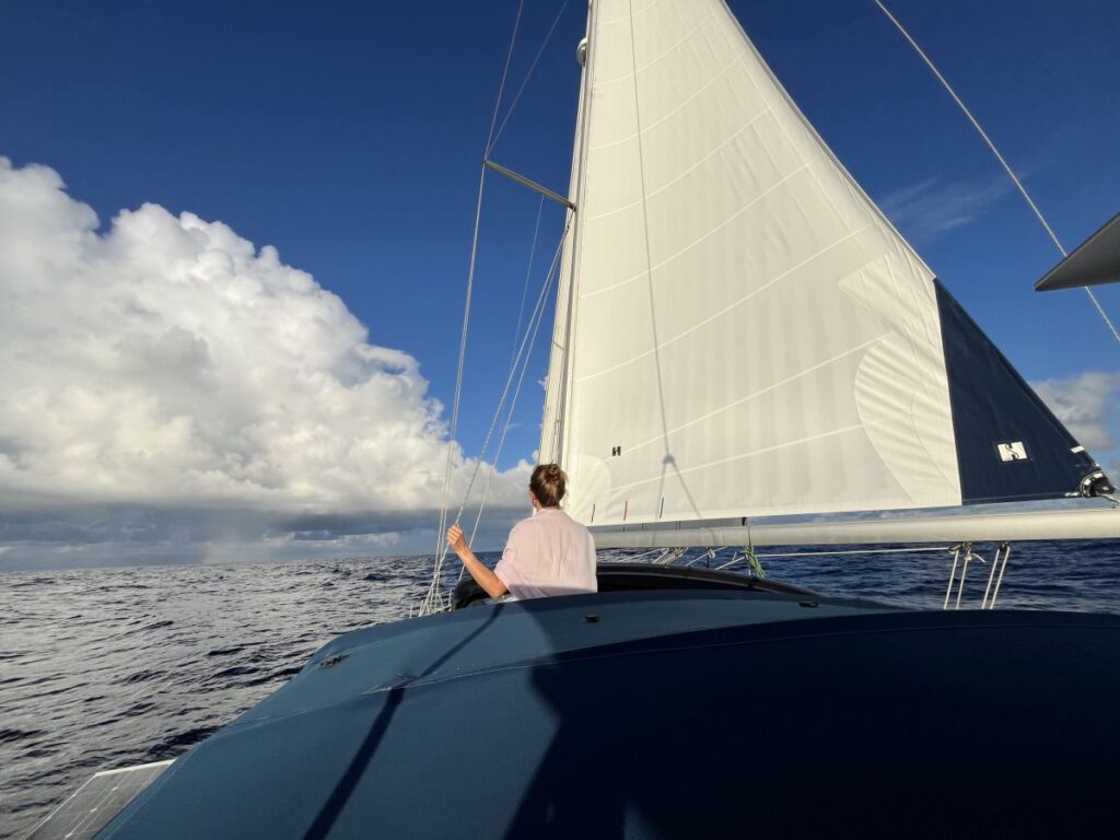 Suniemy przez prawie bezwietrzny ocean.