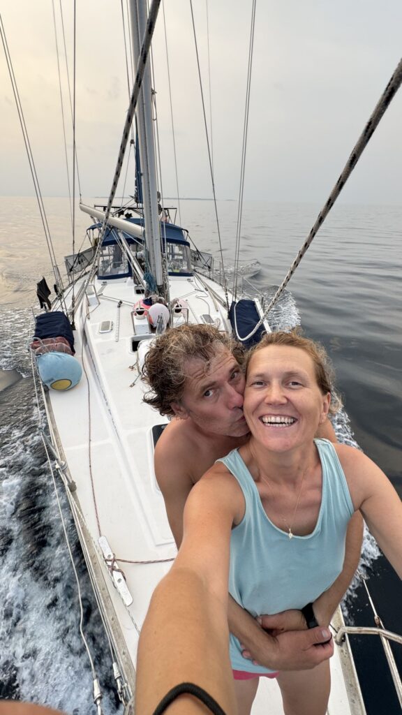 My na dziobie. Za rufą majaczą jeszcze Malediwy.