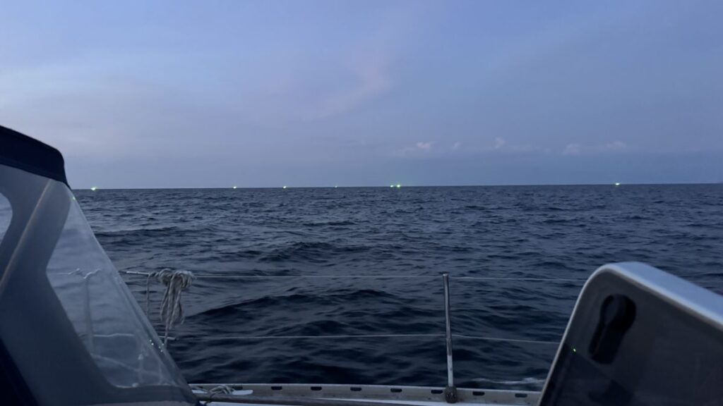 Zapada zmrok a dookoła nas kuterki. 