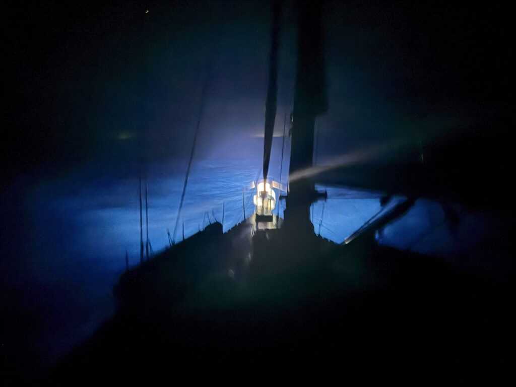 Nocne płynięcie z halogenem. 