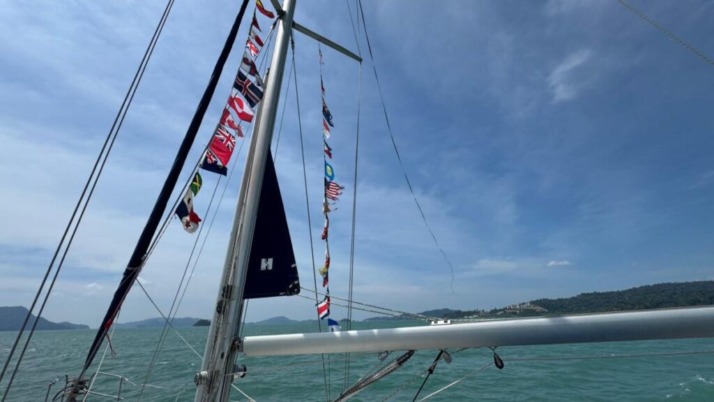 Rejs dookoła świata na Crystal - banderki